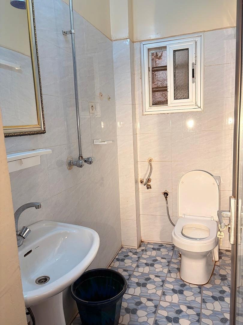 Salle d’eau avec lavabo, douche et WC
