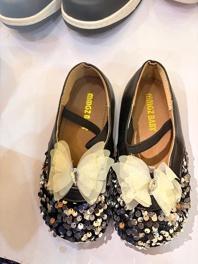 Ballerines enfant fleuries à sequins présentées chez Espace Atou