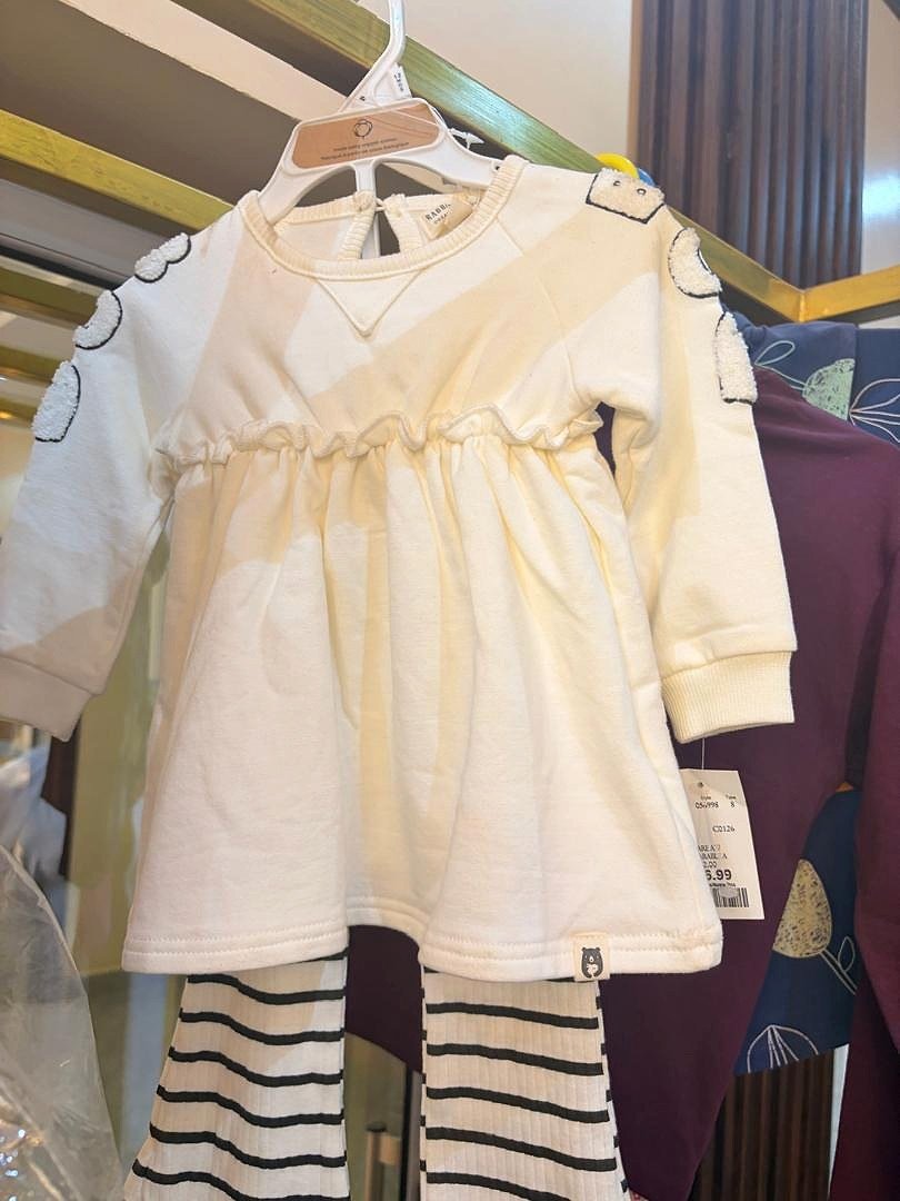 Robe enfant blanche accompagnée d’un legging rayé