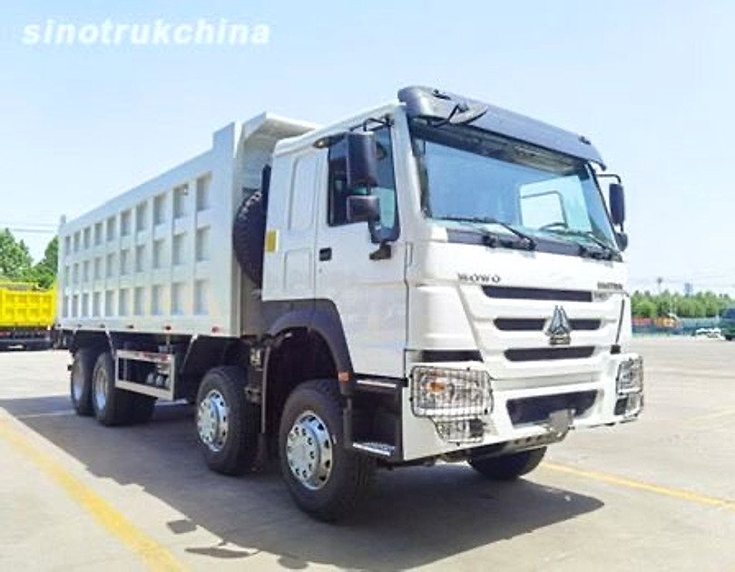Camion poids lourd de référence communiqué pour le service transport d’Espace Atou