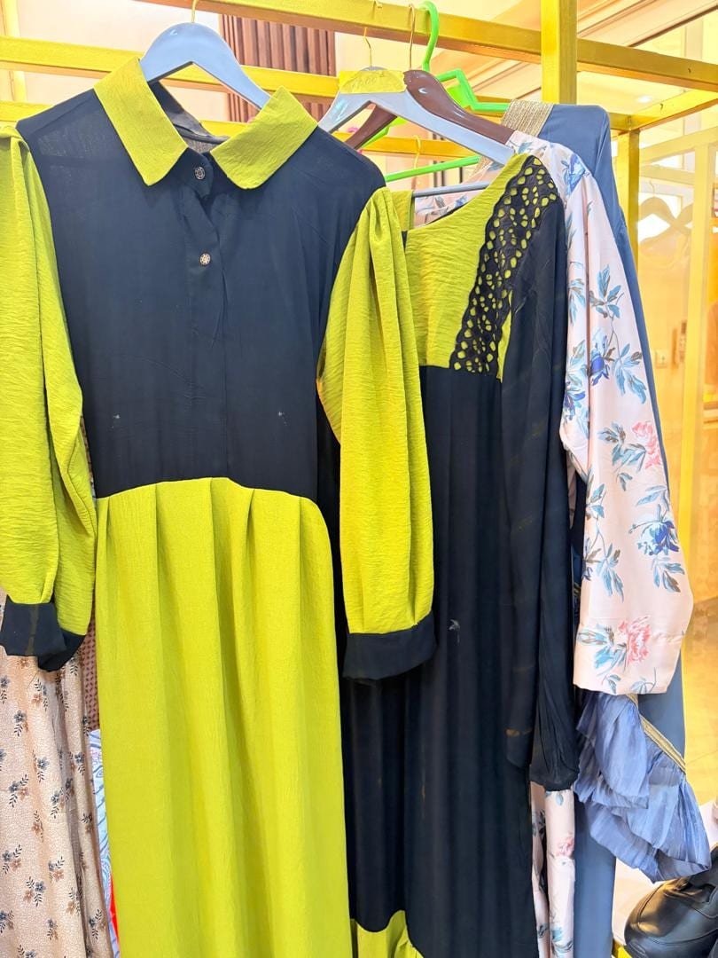 Robe chemise bleu nuit et vert citron sur portant