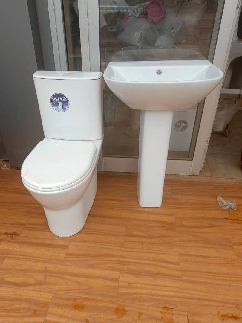 Ensemble blanc composé d’un WC et d’un lavabo sur pied présenté par Espace Atou